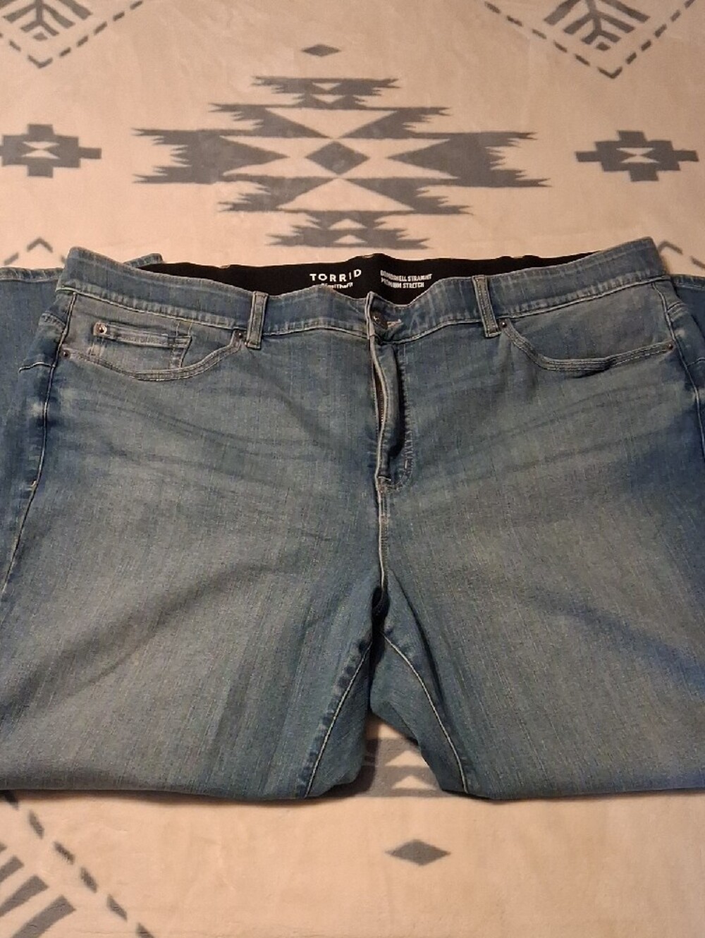 Torrid Bombshell Straight 26R New Without Tags- Medium Blue Straight Leg Jeans - Picture 2 of 4